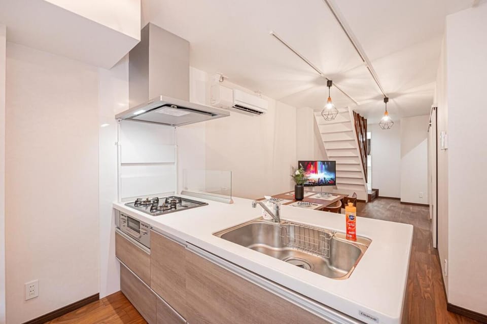 Ueno home 10-minute walk from Ueno Station, 4-minute walk from Inaricho Station, 10-minute walk to Asakusa, 2nd and 3rd floors Apartment in Japan