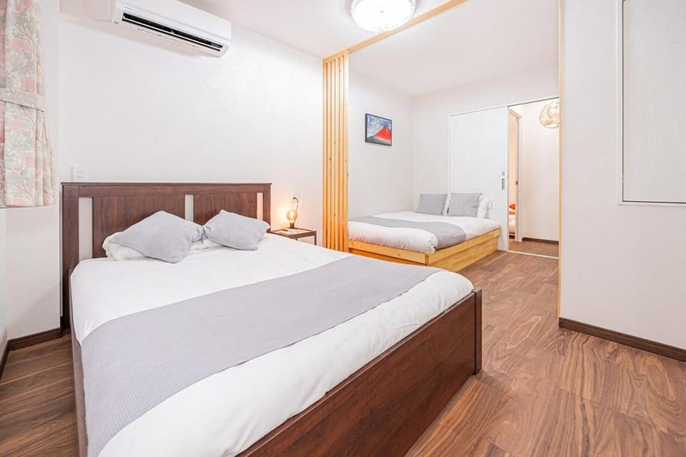 Ueno home 10-minute walk from Ueno Station, 4-minute walk from Inaricho Station, 10-minute walk to Asakusa, 2nd and 3rd floors Apartment in Japan