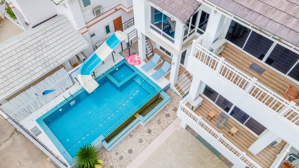 Property building, Patio, Day, Balcony/Terrace, Pool view, Swimming pool, sunbed