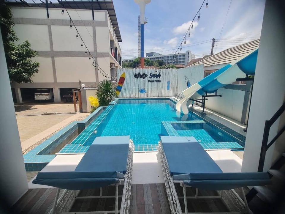 Pool view, Swimming pool, sunbed