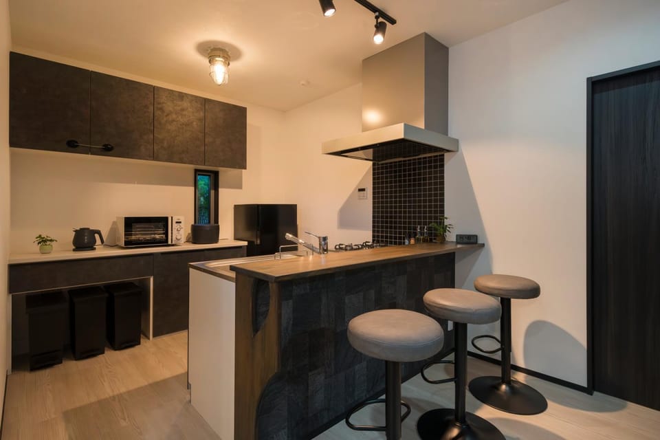 Kitchen or kitchenette, minibar, oven, stove