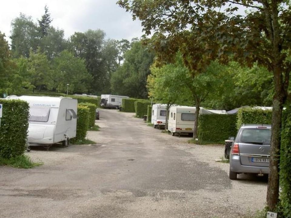 Chalet 35m² avec Terrasse à Lons-le-Saunier - API-1-52-250 Campground/ 
RV Resort in Jura