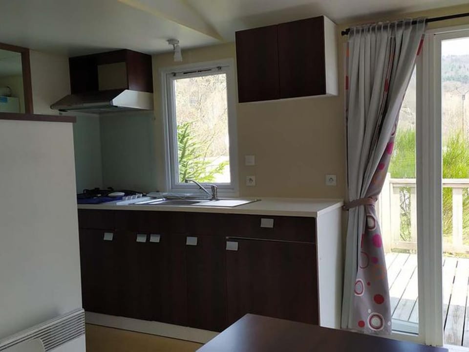 Mobil-home confortable avec terrasse pour 4 personnes à Vorey - API-1-52-291 Campground/ 
RV Resort in Auvergne-Rhône-Alpes
