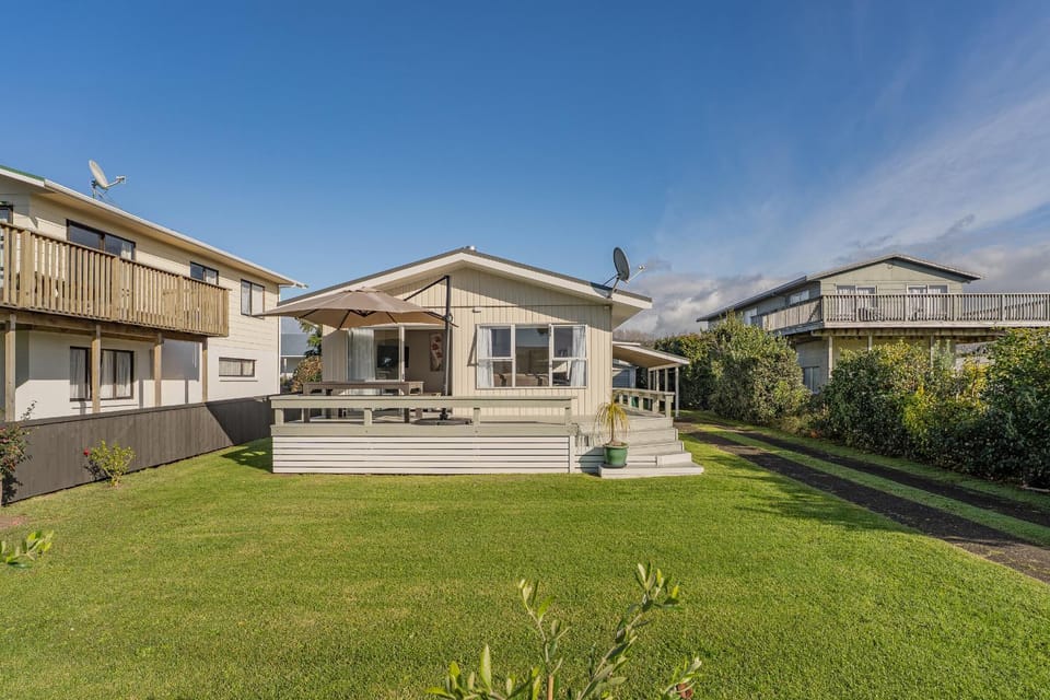 Hosts on the Coast The Lazy Jandal House in Whitianga