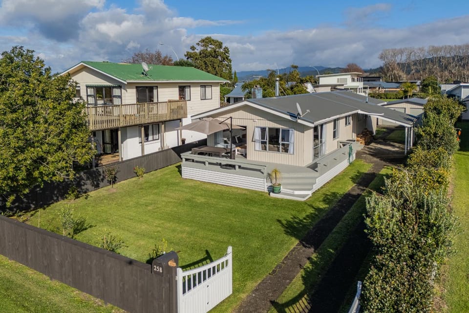 Hosts on the Coast The Lazy Jandal House in Whitianga
