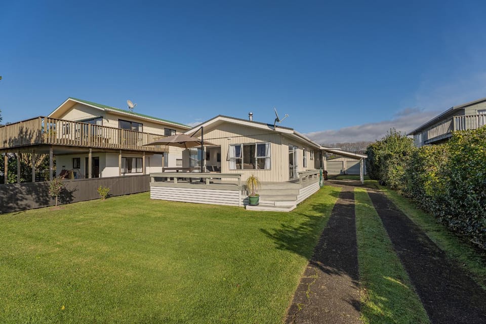 Hosts on the Coast The Lazy Jandal House in Whitianga