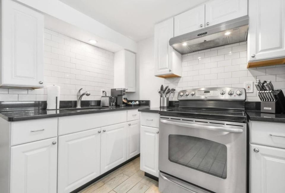Coffee/tea facilities, Kitchen or kitchenette, oven, stove, toaster