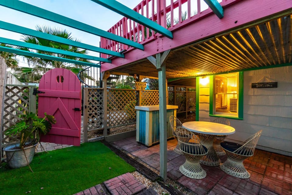 Beachcomber Oasis l 1930s Cottage l 1 min to Beach House in Vilano Beach