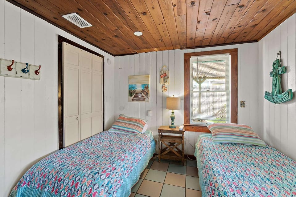 Beachcomber Oasis l 1930s Cottage l 1 min to Beach House in Vilano Beach