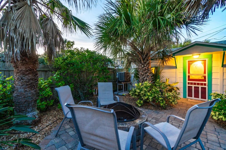 Beachcomber Oasis l 1930s Cottage l 1 min to Beach House in Vilano Beach