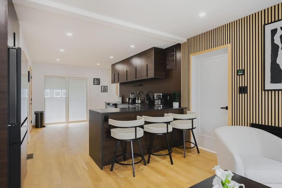 Luxury 3BD Short Walk to Airport Apartment in Boston