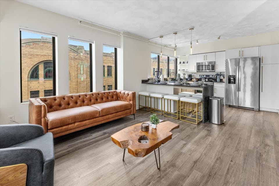 Modern Flat off Meridian - Walk Anywhere Downtown Apartment in Indianapolis