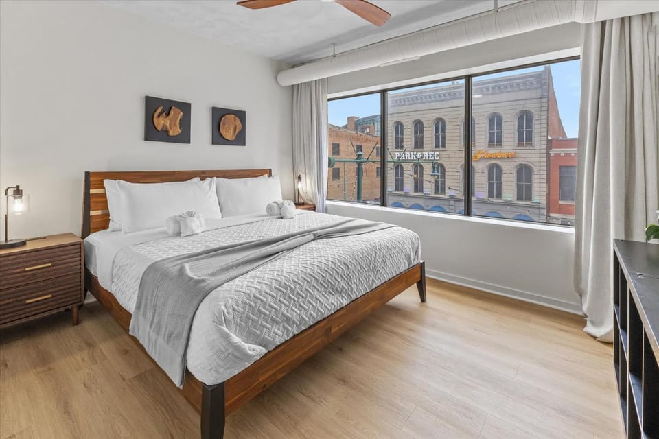 Modern Flat off Meridian - Walk Anywhere Downtown Apartment in Indianapolis