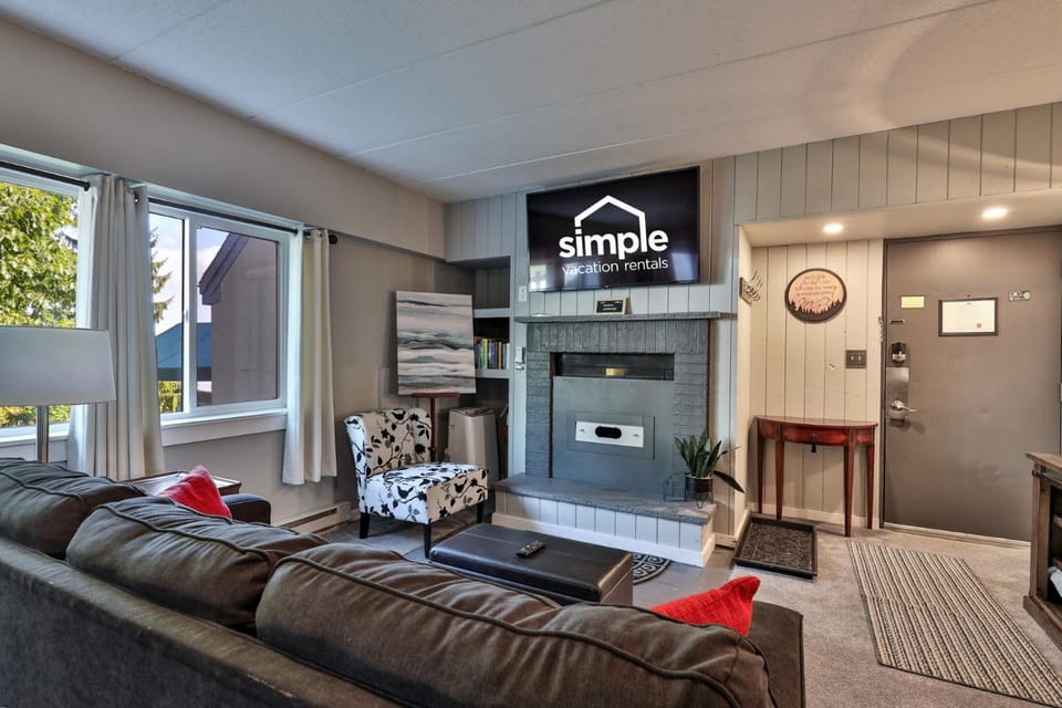 The Snowshed Steps at Mt Green - Walk-to-Lifts Ski Condo with Pools, AC, Fireplace & Shuttle! House in Mendon