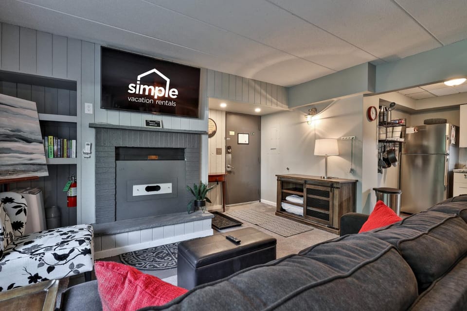 The Snowshed Steps at Mt Green - Walk-to-Lifts Ski Condo with Pools, AC, Fireplace & Shuttle! House in Mendon
