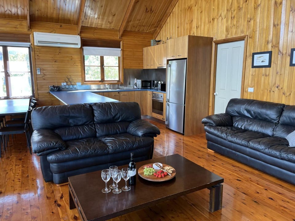 Mountain Bay Log Home House in Goughs Bay