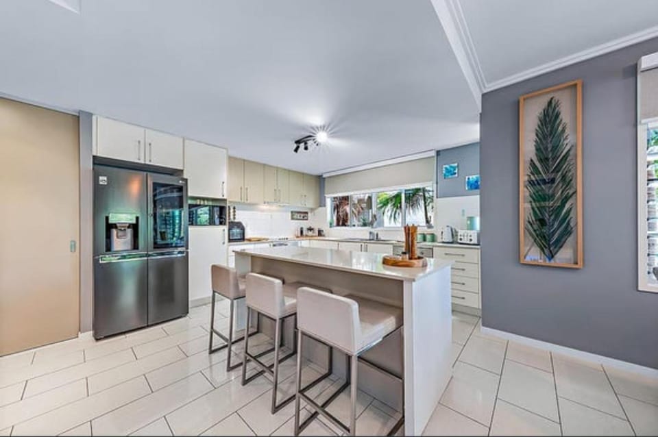 Coffee/tea facilities, Kitchen or kitchenette, dishwasher, microwave, oven, stove