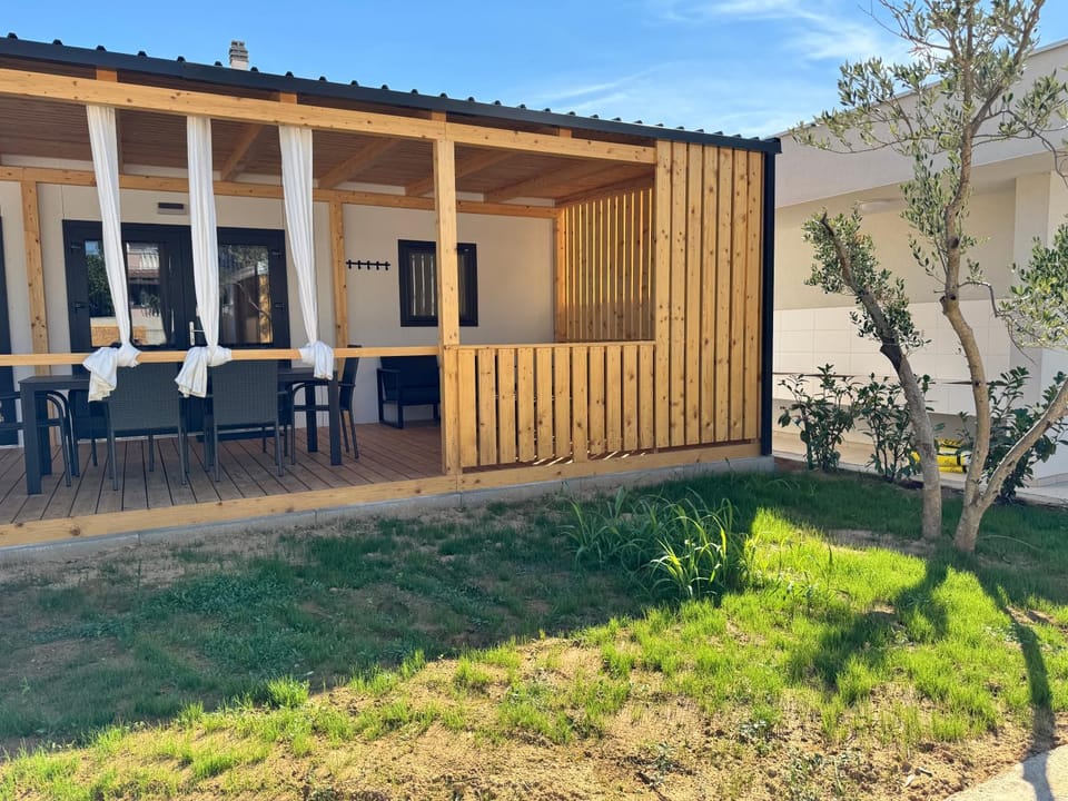 Property building, Patio, Day, Garden, Garden view