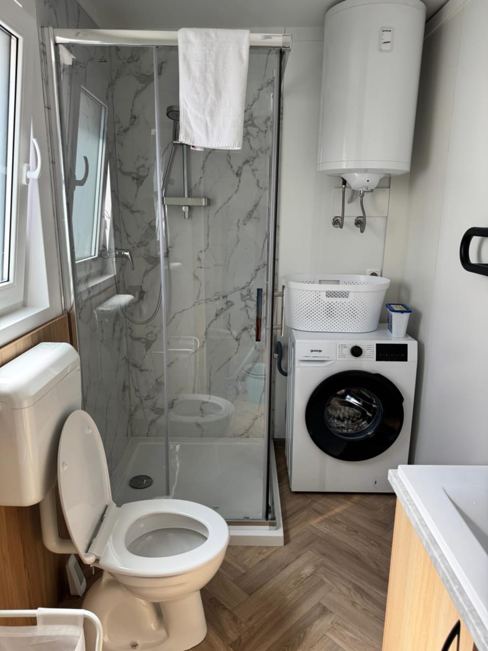 Shower, Toilet, Bathroom, towels, washing machine