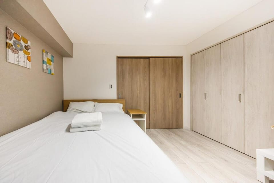 Ikebukuro 8 min walk, Kanamecho 6 min walk, 25sqm room, 2 guests, Direct access to Shinjuku, Shibuya, Tokyo, Ueno, 1 double bed Apartment in Japan
