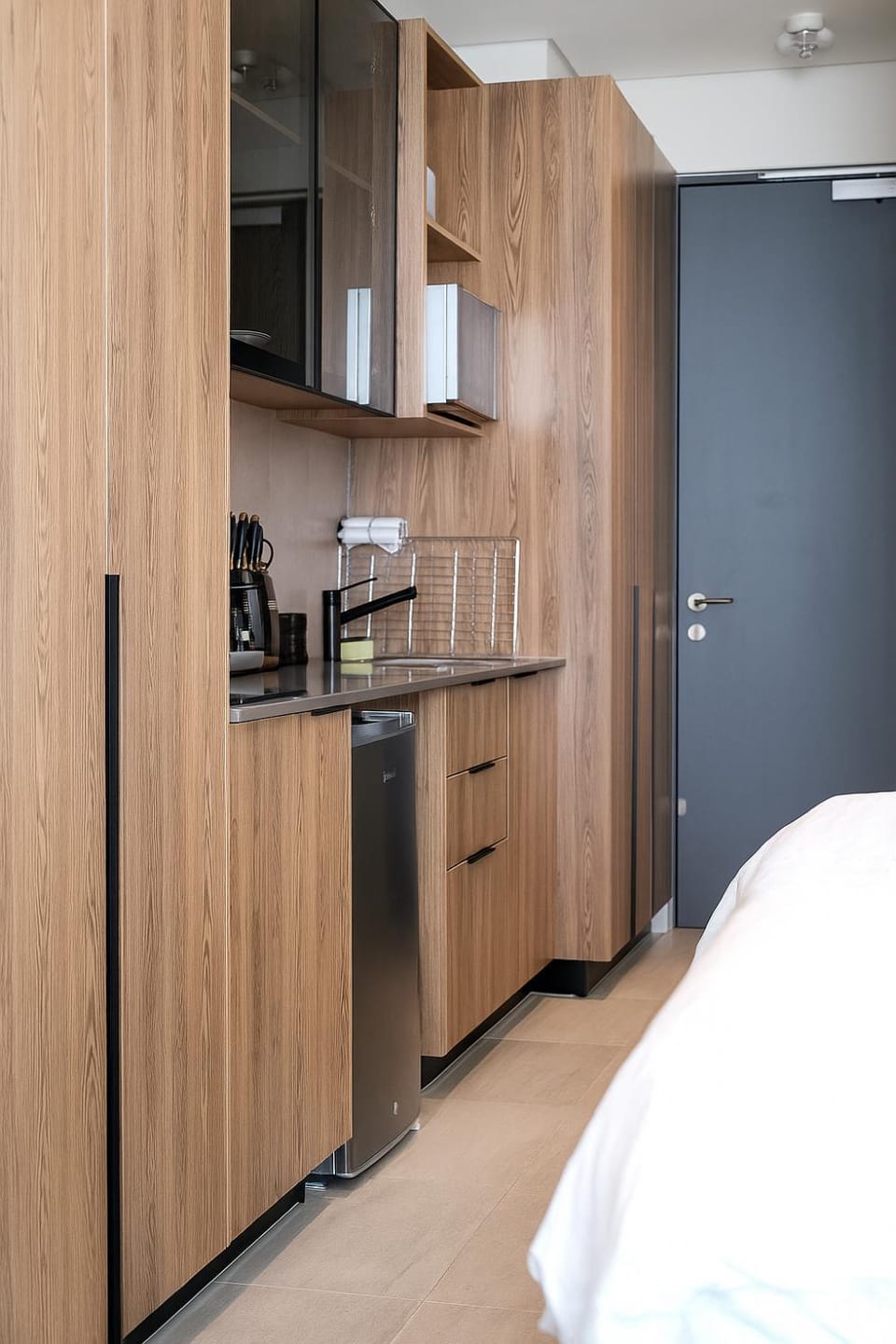 Kitchen or kitchenette, microwave, minibar, stove