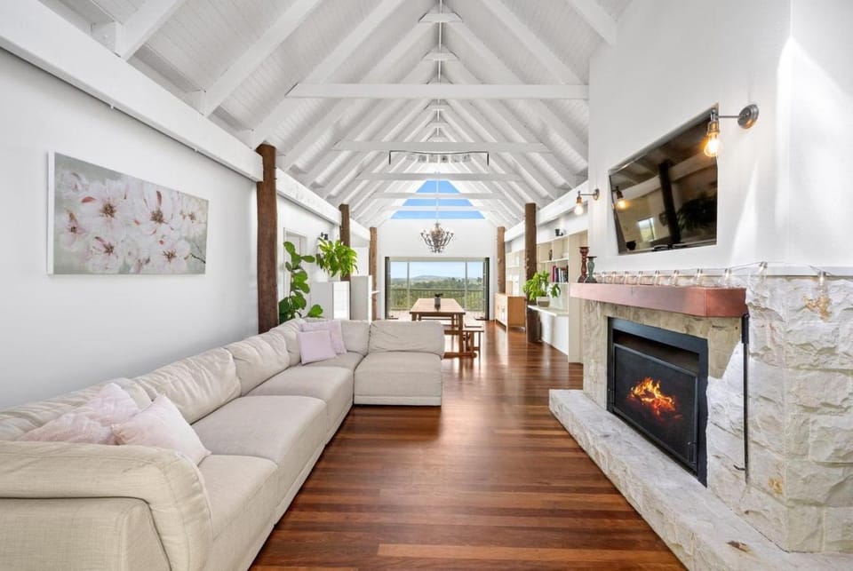 Communal lounge/ TV room, Natural landscape, TV and multimedia, Living room, Seating area, Evening entertainment