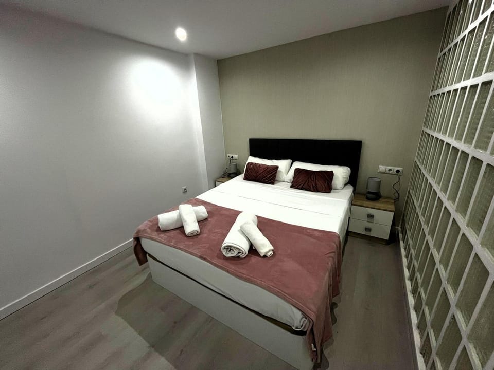Bed, Photo of the whole room, Bedroom, towels