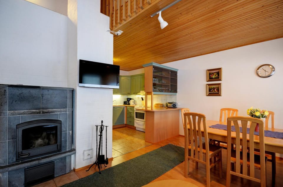 Photo of the whole room, Dining area