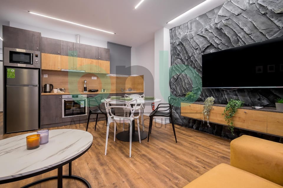 TV and multimedia, Kitchen or kitchenette, Photo of the whole room, Seating area, Dining area
