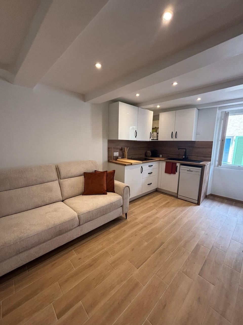 Kitchen or kitchenette, Living room, Seating area