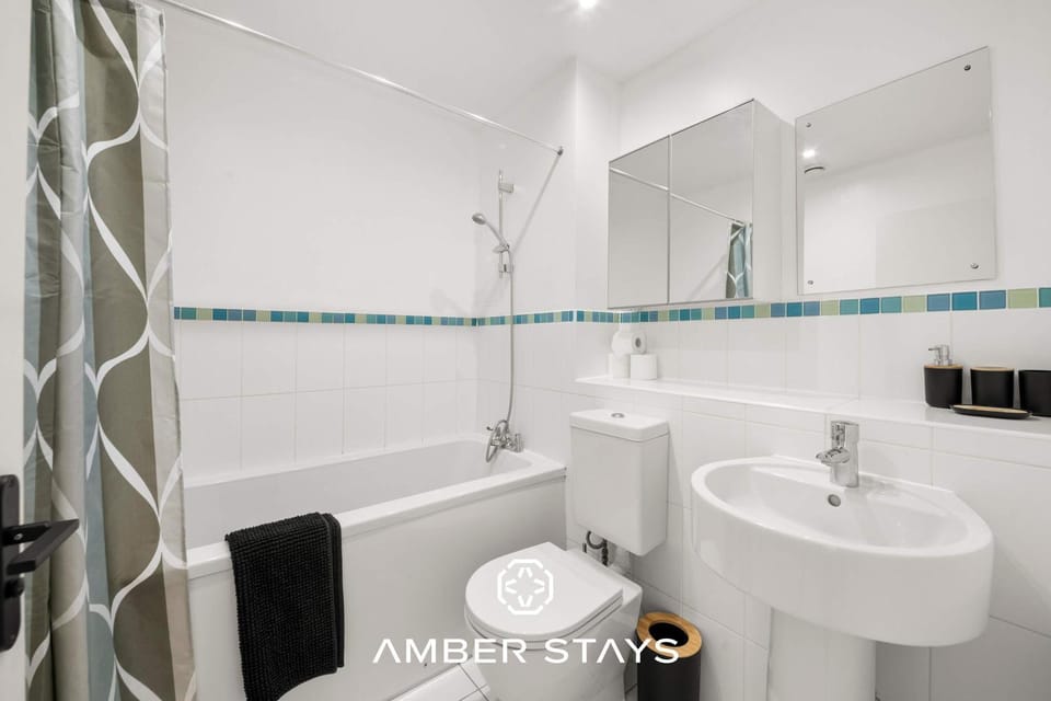 Spacious 3 Bed House in Reading by Amber Stays, Perfect for Business & Contractors, FREE Parking! House in Reading