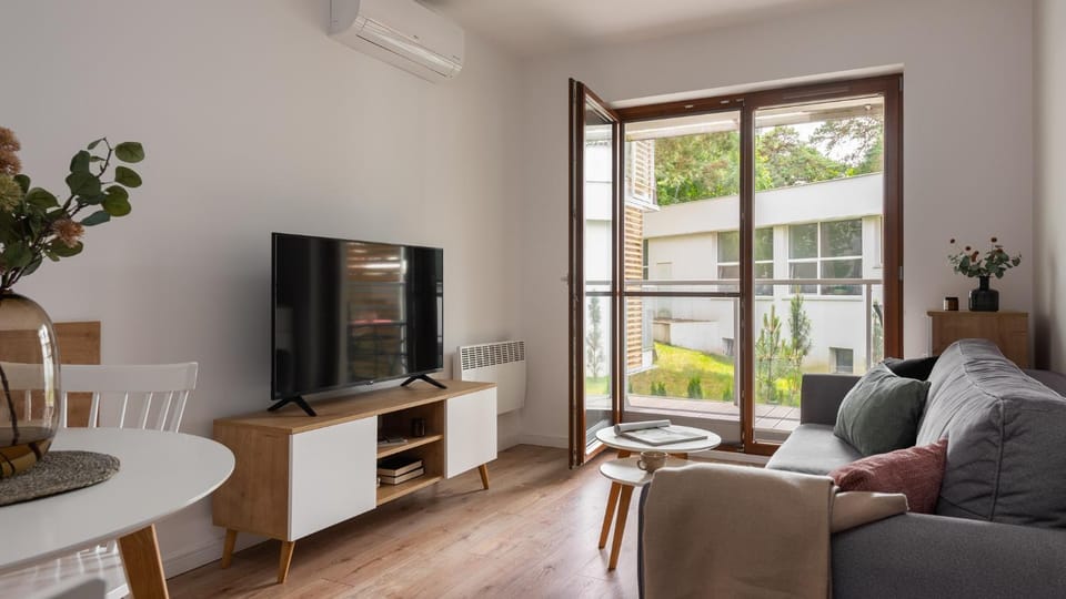 Bed, TV and multimedia, Living room, Photo of the whole room, Seating area, air conditioner