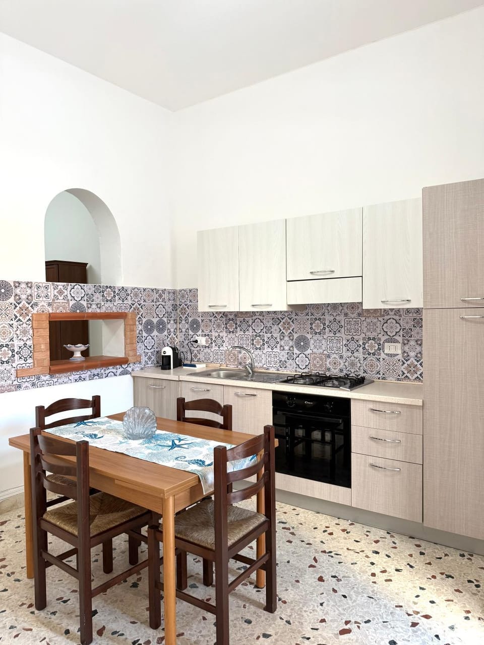 Kitchen or kitchenette, Dining area, oven, stove