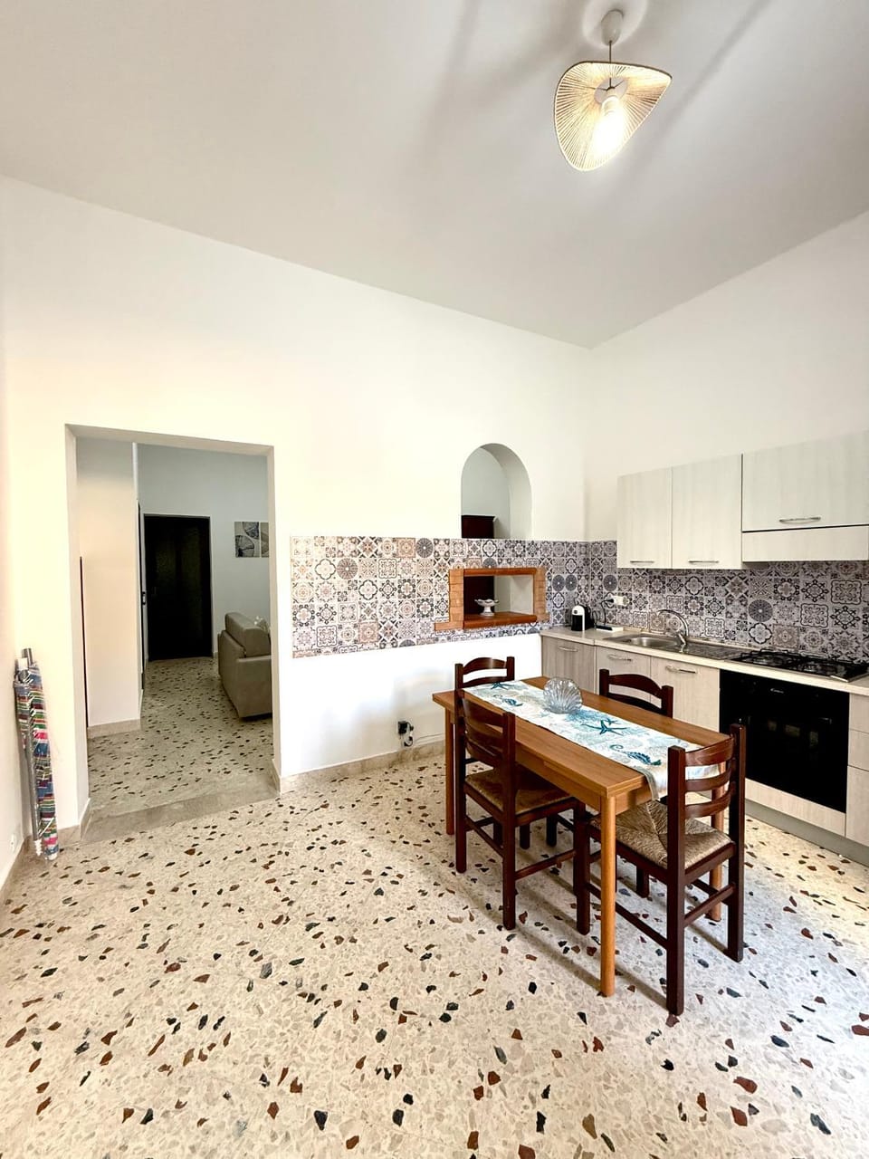 Kitchen or kitchenette, Dining area, stove