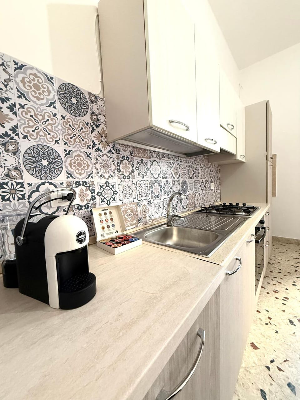 Coffee/tea facilities, Kitchen or kitchenette, stove
