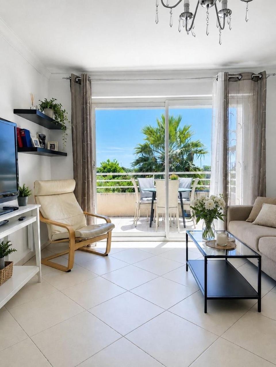 View (from property/room), Balcony/Terrace, Living room, Seating area, Dining area, Sea view