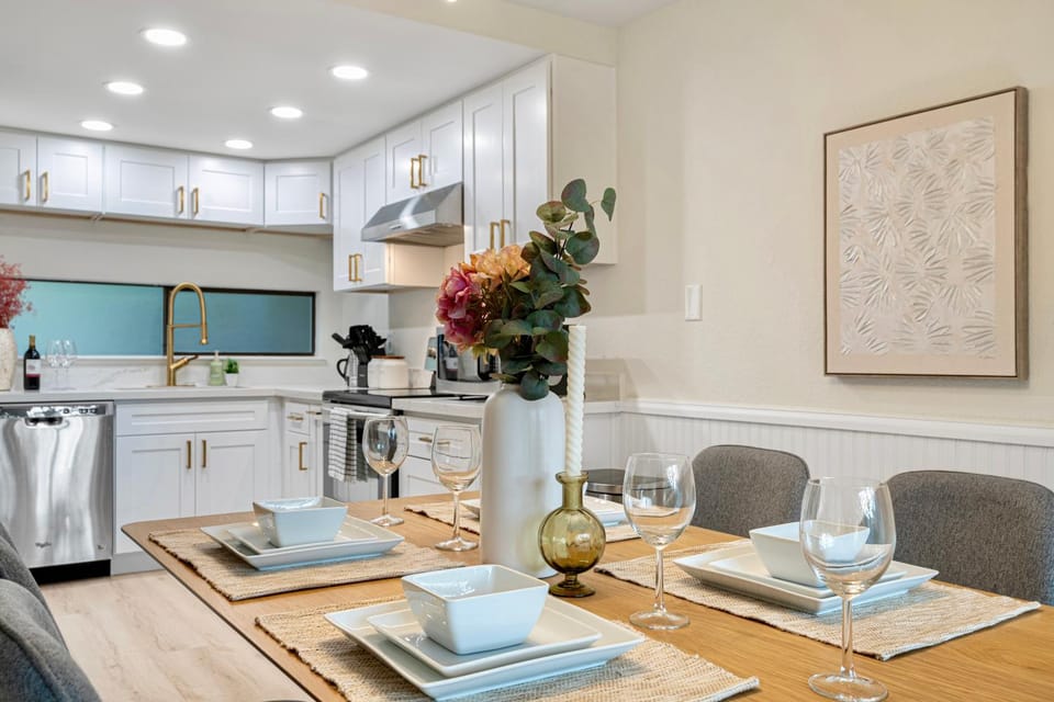 Coffee/tea facilities, Kitchen or kitchenette, Dining area