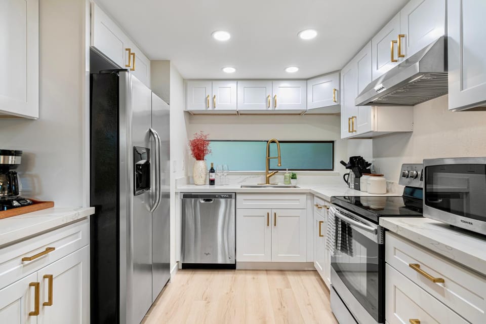 Coffee/tea facilities, Kitchen or kitchenette, dishwasher, oven, stove