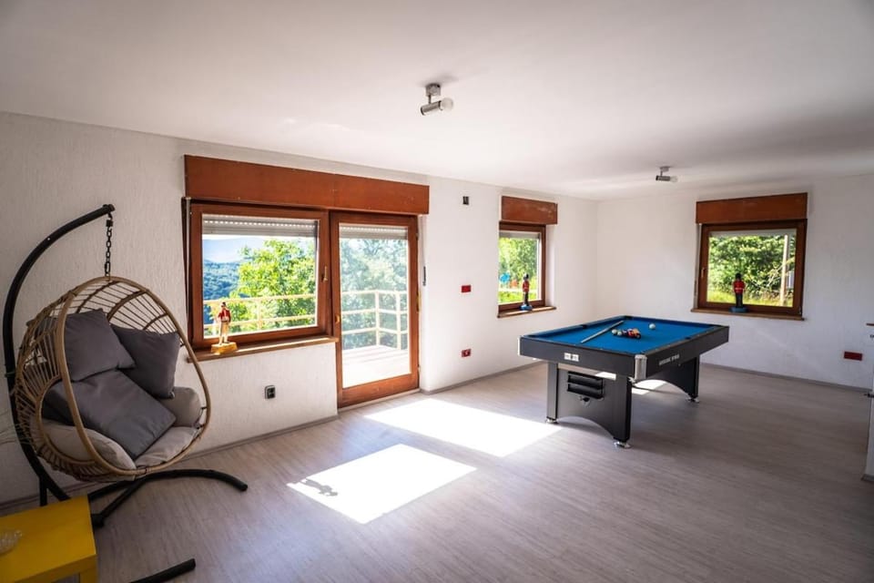Billiard, Game Room, Balcony/Terrace, Mountain view