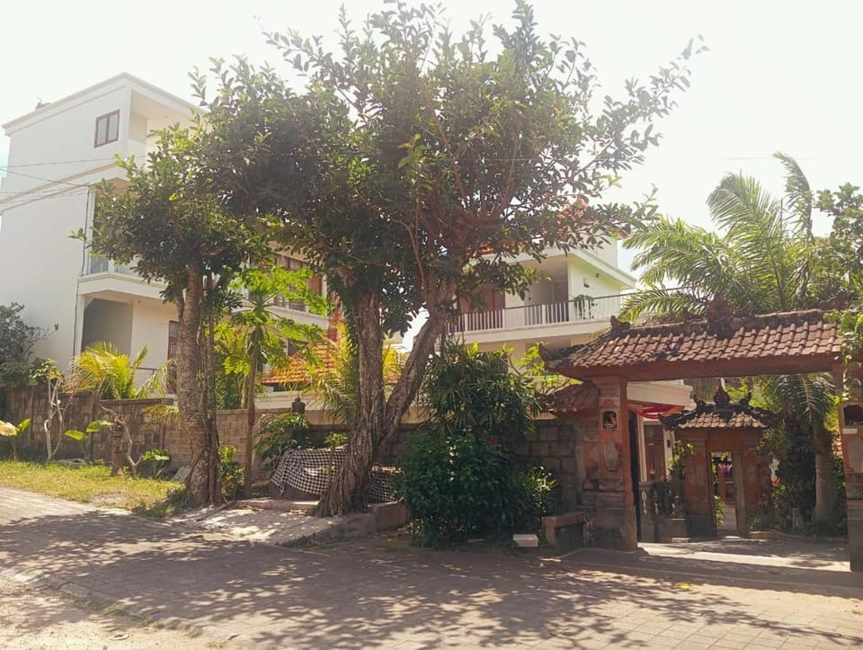 Property building, Day, Neighbourhood, Garden, Garden view, Street view