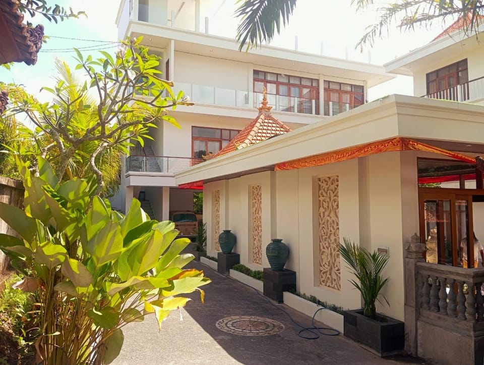 Property building, Facade/entrance, Day