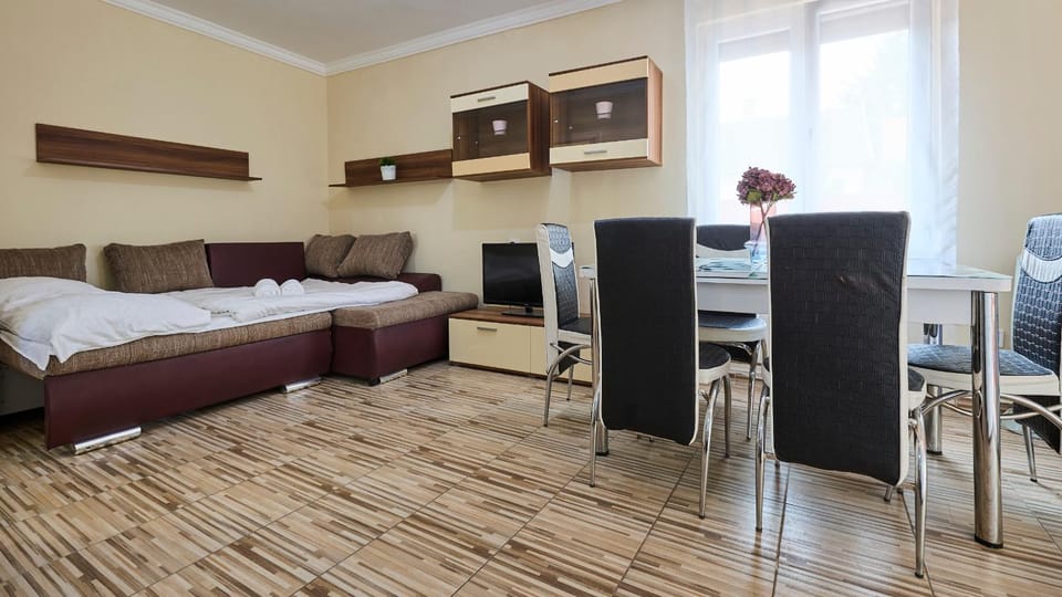 Bed, TV and multimedia, Photo of the whole room, Dining area