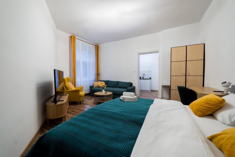 Bed, TV and multimedia, Living room, Photo of the whole room, Seating area, Bedroom, wardrobe