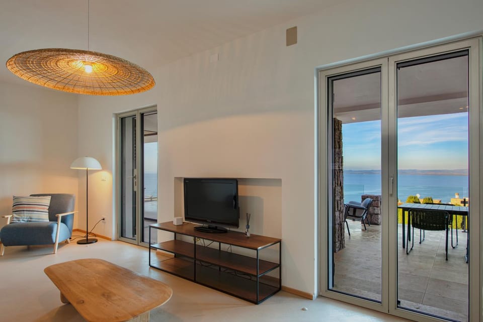 Natural landscape, TV and multimedia, Living room, Photo of the whole room, Seating area, Sea view
