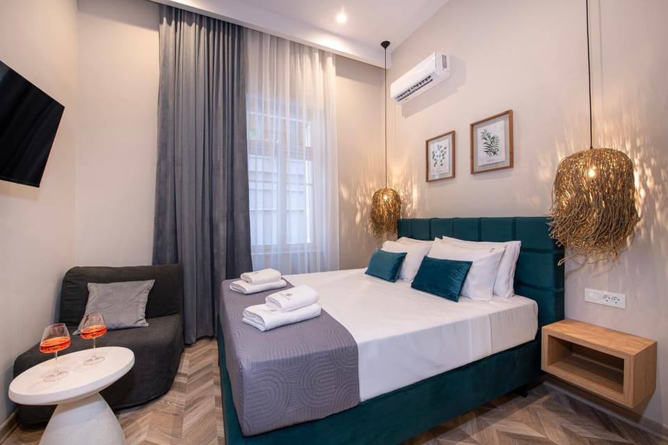Bed, TV and multimedia, Photo of the whole room, Bedroom, towels, air conditioner