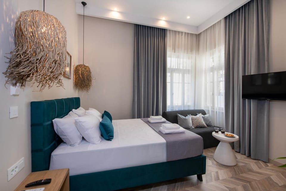 Bed, TV and multimedia, Photo of the whole room, Bedroom