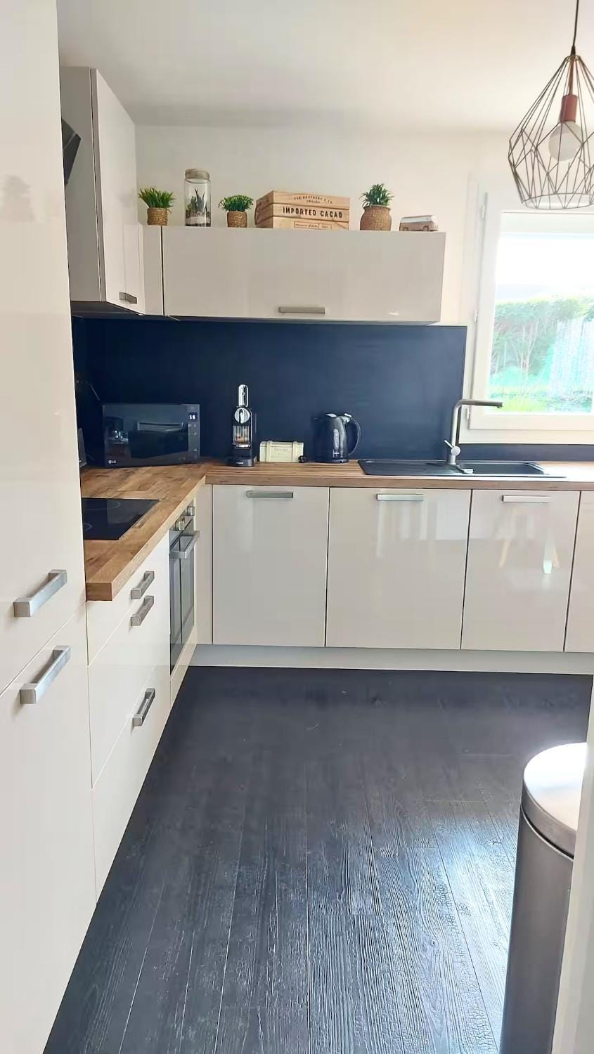 Kitchen or kitchenette, dishwasher, stove
