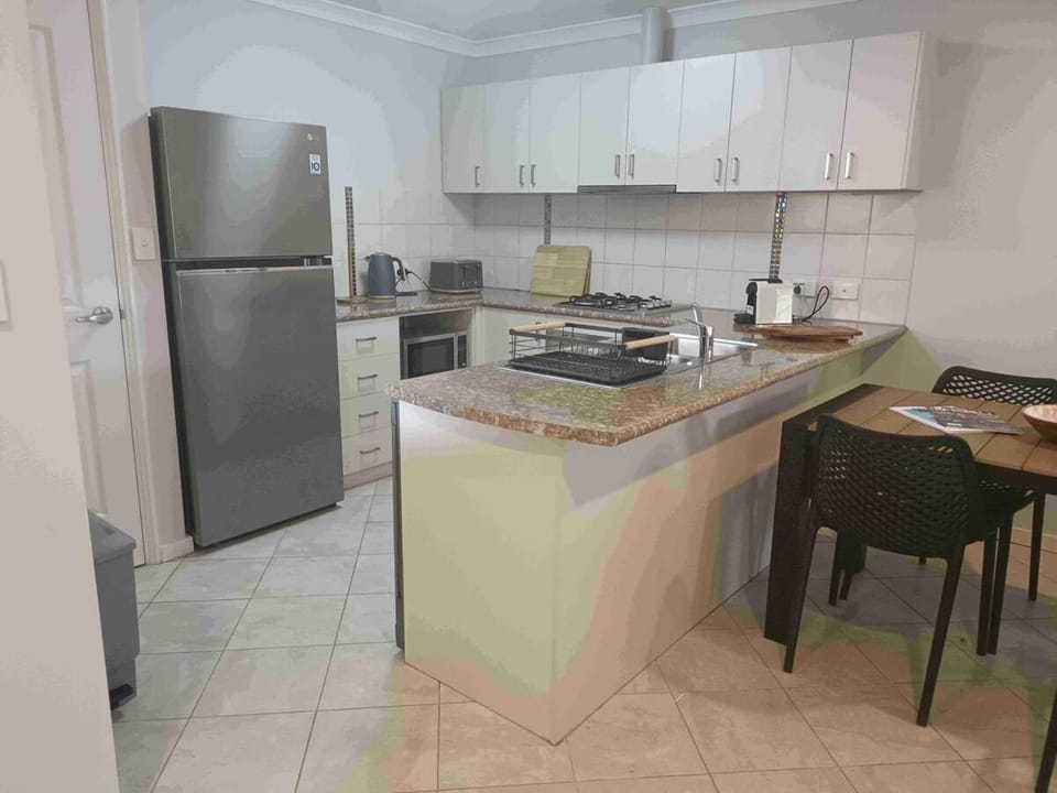 Coffee/tea facilities, Kitchen or kitchenette, Dining area, oven, stove, toaster