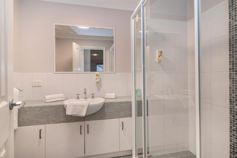 Shower, Bathroom, towels