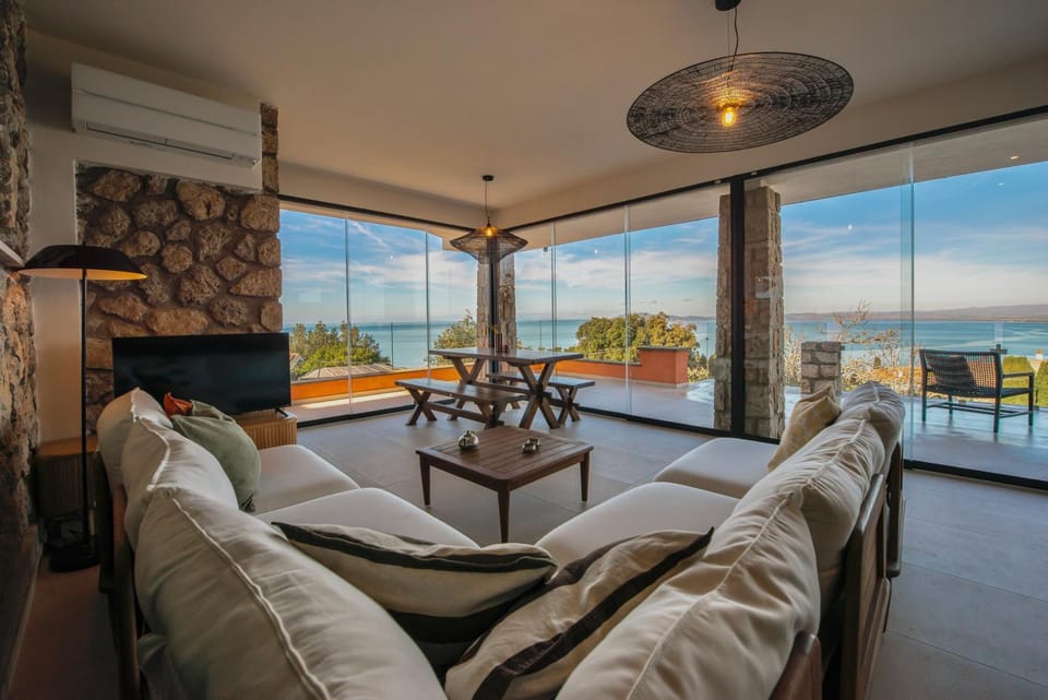 Natural landscape, View (from property/room), Balcony/Terrace, Living room, Seating area, Dining area, Sea view